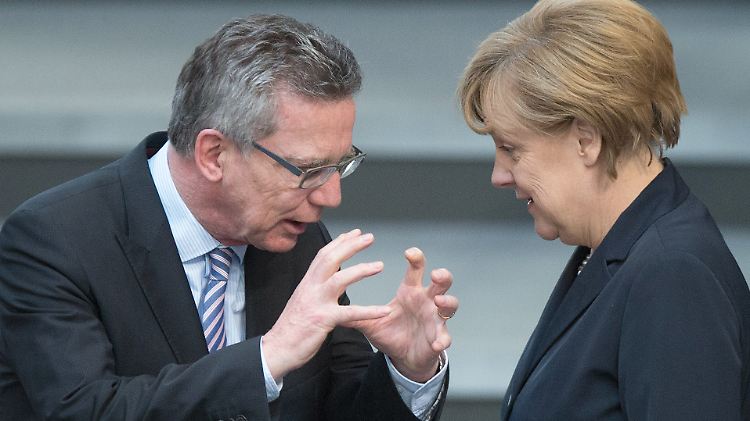 Innenminister de Maizière mit der Kanzlerin