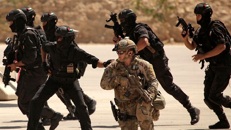 Jordanien ist ein strategischer Verbündeter der Vereinigten Staaten. Beide Nationen arbeiten auch im internationalen Ausbildungszentrum der Polizei bei Amman zusammen.