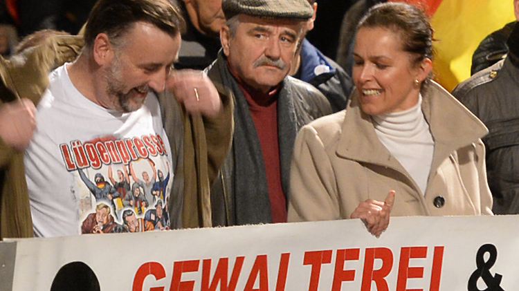Lutz Bachmann zeigt, was er von den deutschen Medien hält. Tatjana Festerling dürfte ihm zustimmen.