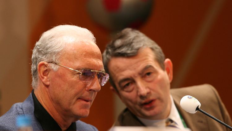 Wolfgang Niersbach (r.) ist nicht länger Präsident des DFB. Der wünscht sich derweil Antworten vom damaligen WM-Bewerbungschef Franz Beckenbauer auf drängende Fragen.