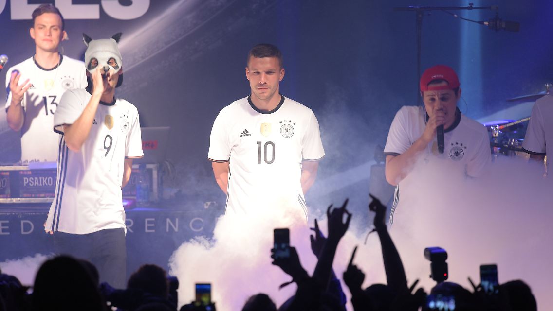 ... präsentierten Weltmeister Lukas Podolski sowie seine Nationalmannschafts-Kollegen ...