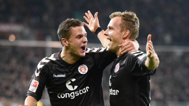 Sebastian Maier (l.) und Hamburgs Lennart Thy jubeln nach dessen Treffer zum 2:0. Am Ende trifft Thy viermal.