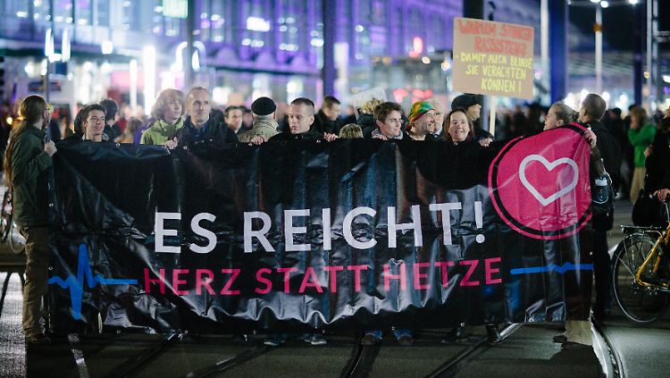 "Herz statt Hetze": Tausende machen gegen Pegida mobil.