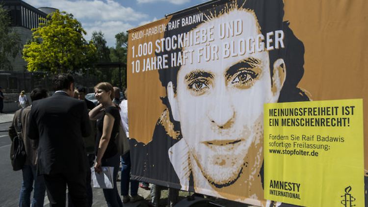 Amnesty-Aktivisten demonstrieren für den in Saudi-Arabien inhaftierten Blogger Raif Badawi