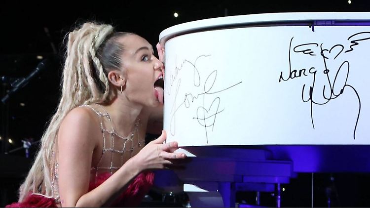 Bei den Vanguard Awards in Los Angeles leckte Miley Cyrus einen Flügel für den guten Zweck.