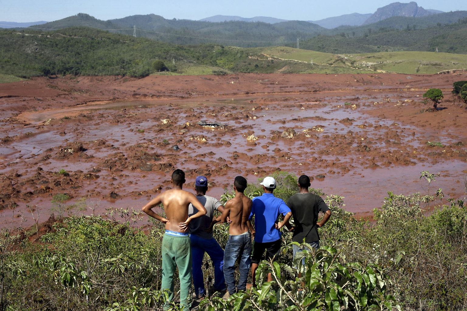 In einem Eisenerz-Bergwerk in der brasilianischen Ortschaft Bento Rodrigues sind die Dämme von zwei Klärbecken gebrochen.