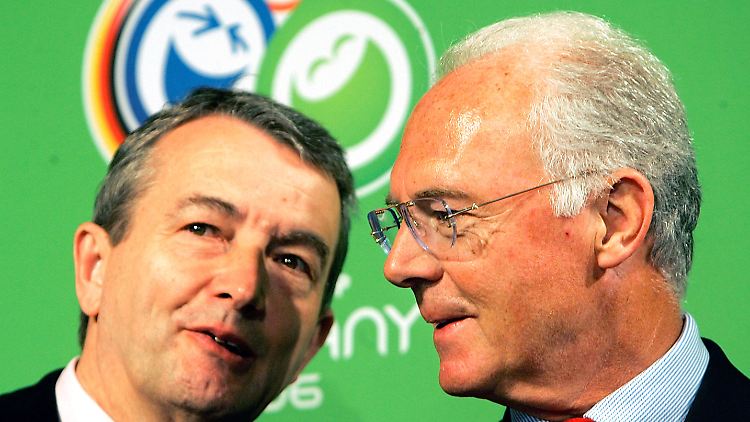 Erst tritt Wolfgang Niersbach (l.) ab, jetzt soll eine Unterschrift Franz Beckenbauer in der WM-Affäre belasten.