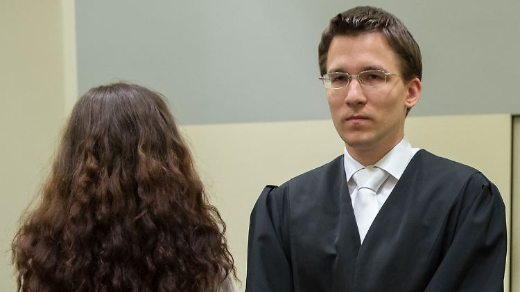 Im vergangenen Juli wurde der 31-jährige Grasel zum vierten Pflichtverteidiger berufen.