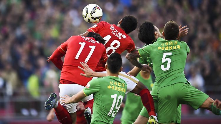 Die Chinesen wollen mit ihrer Fußball-Liga bei den ganz Großen mitspielen. 