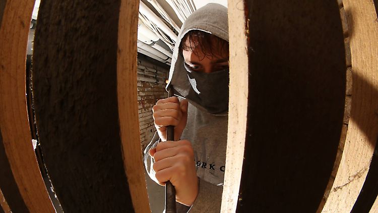 Der Mieter entdeckte den Einbrecher im Keller des Gebäudes. (Symbolfoto)