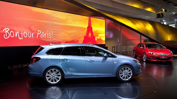 Ragt über die Kompaktklasse hinaus: Der Opel Astra Sportstourer. Im Hintergrund zeigt sich der GTC schon recht seriennah.