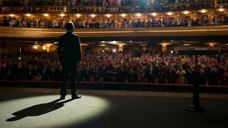 The stage is yours: Michael Fassbender in und als "Steve Jobs".