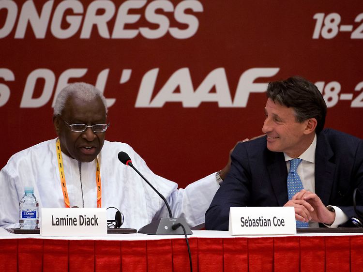 IAAF-Präsident Sebastian Coe mit seinem Vorgänger Lamine Diack, der dem Wada-Bericht zufolge in den systematischen Dopingbetrug verstrickt ist.