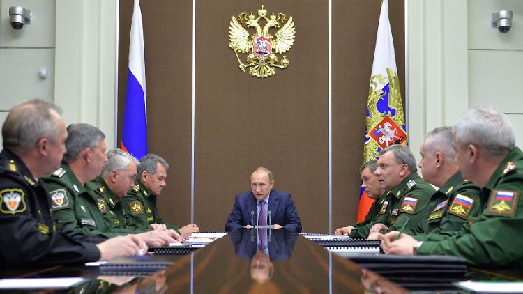 Treffen mit den Militärs am Rüstungsstandort Sotschi: Russlands Präsident Wladimir Putin (M.).