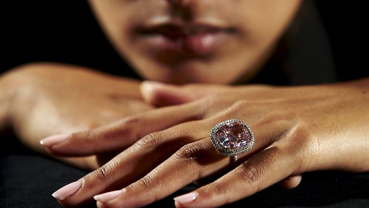 Es ist ein äußerst seltenes Stück: Der versteigerte rosa Diamant wiegt 16,08 Karat.