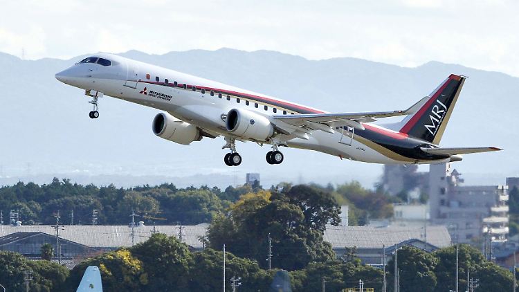 Gefeierter Jungfernflug: Der Mitsubishi MRJ hebt in Nagoya ab.