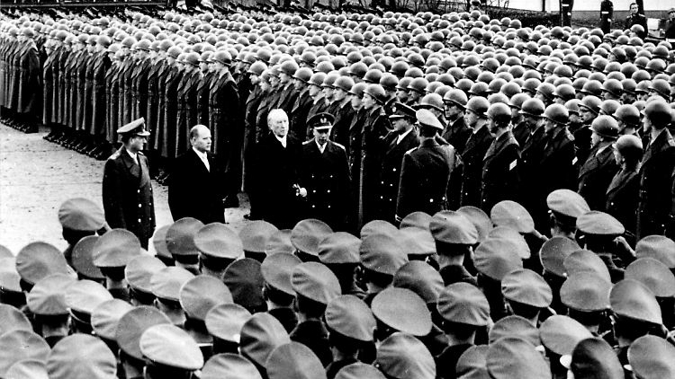 Konrad Adenauer beim Besuch der Lehrtruppe des Heeres, der Luftwaffe und der Marine in Andernach am 20. Januar 1956.