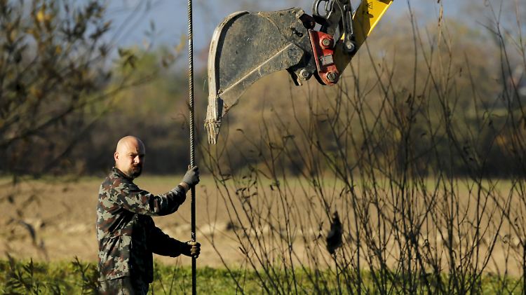 Ein slowenischer Soldat trifft nahe der Ortschaft Veliki Obrez erste Vorkehrungen für den Bau eines Grenzzauns.