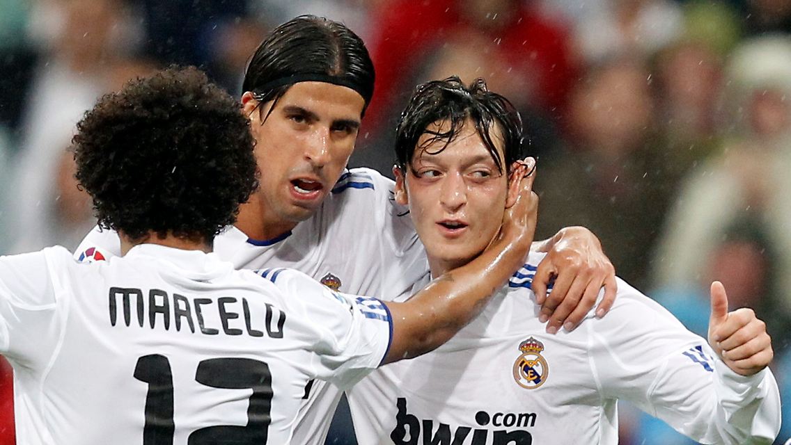 Mesut Özil (r.) erzielte das 2:0 gegen La Coruna.