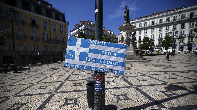 Eine griechische Flagge im Sommer auf dem Praça Luís de Camões, ein zentraler Platz in der Innenstadt der portugiesischen Hauptstadt Lissabon. Auf der Flagge steht: "Ich liebe dich, Griechenland. Für deinen Mut gegen Imperialismus!"