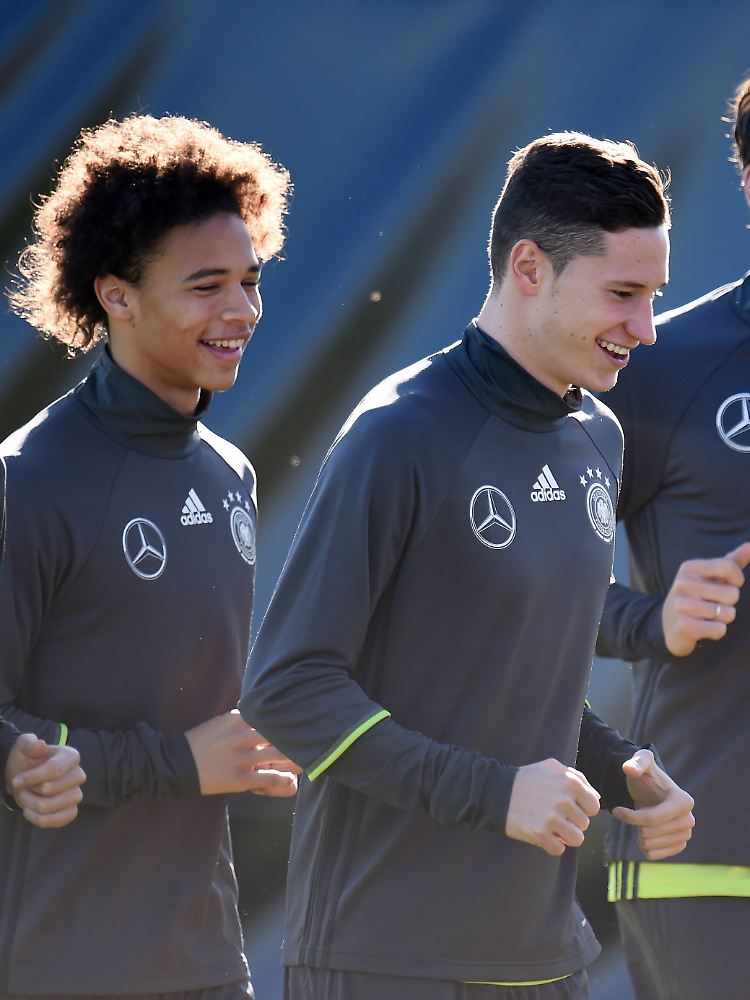 Der alte und der neue Hoffnungsträger des FC Schalke 04 in der Nationalelf wieder vereint: Julian Draxler (r.) und Leroy Sané.
