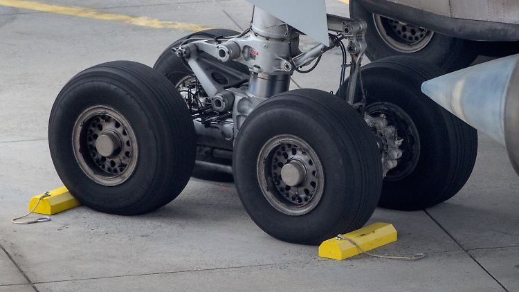 In der Parkposition blockiert: Das Fahrwerk einer Lufthansa-Maschine am Flughafen Frankfurt am Main.