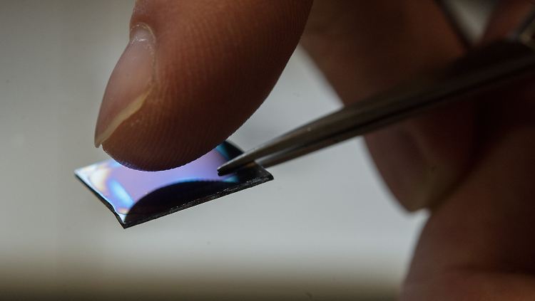 Ein Finger über einer mit einem feuchteempfindlichen Dünnfilm beschichteten Silicium-Wafer: Der Dünnfilm ist der wichtigste Bestandteil eines am Max-Planck-Institut für Festkörperforschung entwickelten Feuchtesensors, der in berührungslosen Displays Verwendung finden könnte.