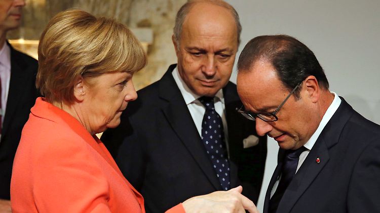 Angela Merkel (l.) muss sich auf Malta vor Francois Hollande (r.) und Frankreichs Außenminster Laurent Fabius erklären.