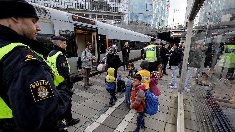 Die schwedische Regierung will Kontrollen in den Zügen nach Schweden zur Pflicht machen. Hier erreichen Flüchtlinge Malmö.
