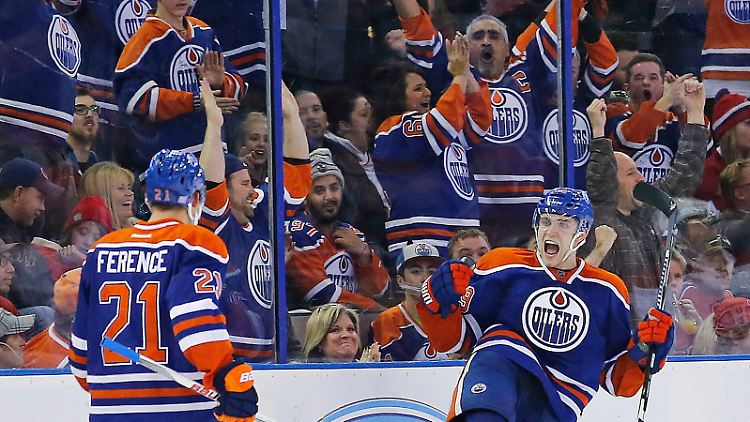 Leon Draisaitl hat im Moment jede Menge Grund zur Freude - mit seinen Leistungen hängt er selbst die Topstars der NHL ab. 