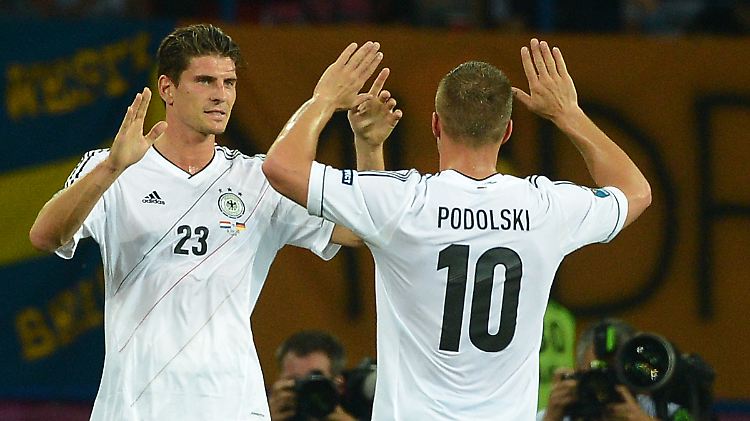 Der eine geht, der andere bleibt: Mario Gomez will wegen der politischen Lage nicht in der Türkei bleiben, Lukas Podolski dagegen freut sich auf die neue Saison.