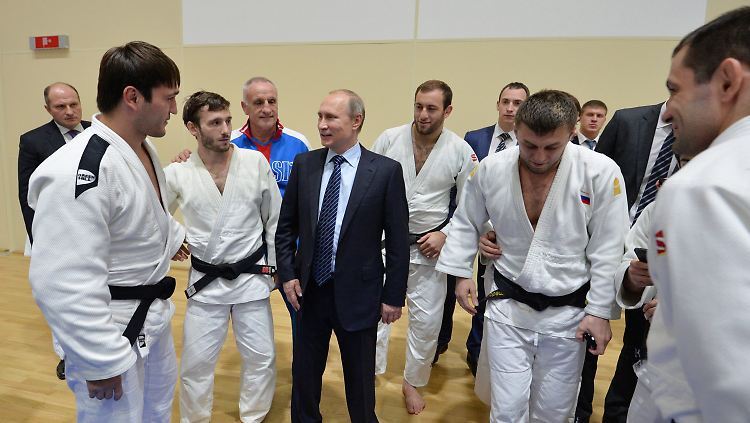 Präsident und Fan: Putin zu Besuch bei Kampfsportlern in Sochi.