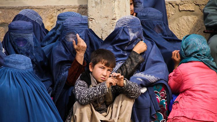 In jeder zweiten Provinz in Afghanistan ist die Lage sehr gefährlich. Zudem wird ein harter Winter erwartet. Frauen und Kinder warten hier auf Hilfspakete.