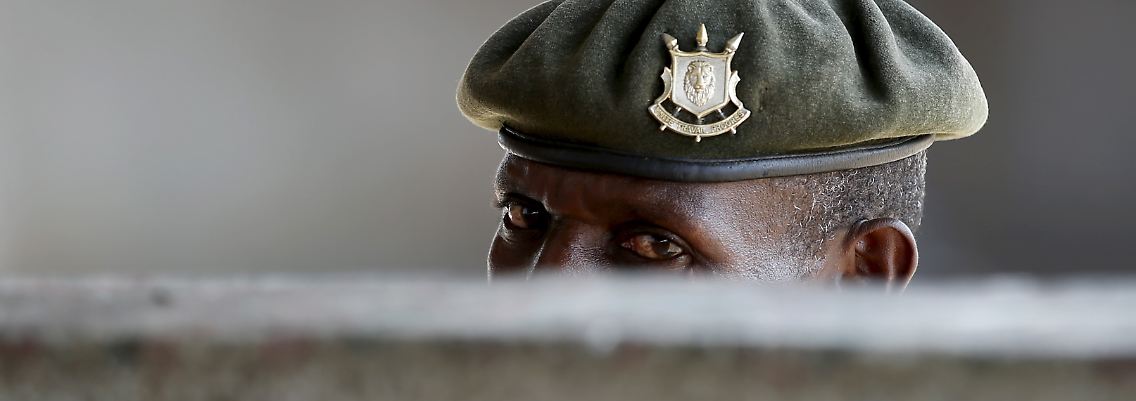 Ein Soldat beobachtet Demonstranten während der Aufstände im Sommer in Burundi.