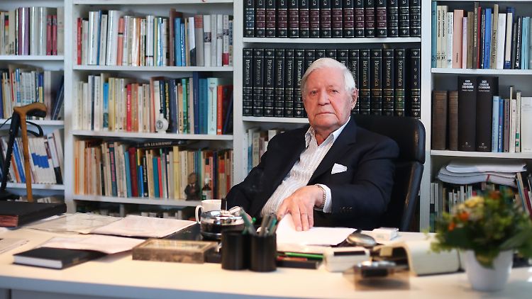 Helmut Schmidt in seinem Hamburger Büro. Auch Zuhause in Langenhorn verfügte er über eine Bibliothek. 