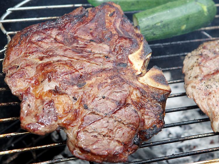 T-Bone-Steak auf einem Grill: Die WHO warnt, dass der hohe Konsum von rotem Fleisch krebserregend sein könnte
