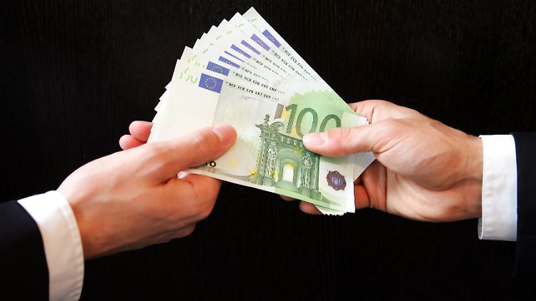 Für deutsche Großkonzerne ist Bestechung im Ausland weiter ein probates Mittel, sagt ein Experte.