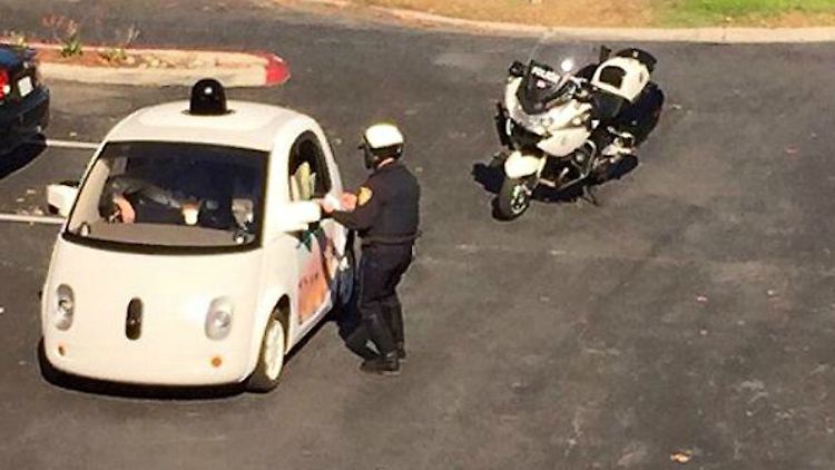 Die Überraschung muss groß gewesen sein, als der Officer das Google Car stoppte.