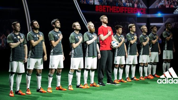Per Mertesacker hat die neuen Auswärtstrikots in Paris vorgestellt.