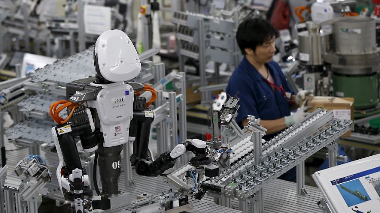 In einer Fabrik nördlich von Tokio arbeiten Mensch und Maschine nebeneinander.
