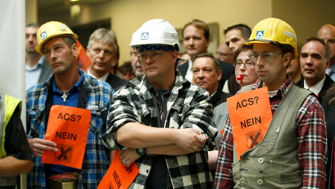 In Essen protestieren Arbeiter vor der Aufsichtsratssitzung von Hochtief.