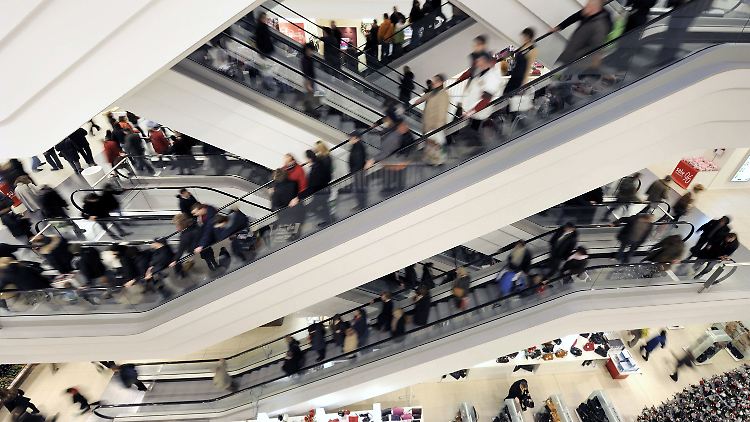 Im Kaufhof am Alexanderplatz in Berlin ist die Kauflaune der Hauptstädter und ihrer Gäste deutlich zu sehen und zu spüren.