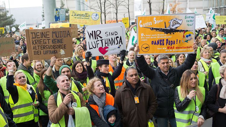 Lufthansa-Mitarbeiter gehen vor der  Konzernzentrale in Frankfurt auf die Barrikaden.