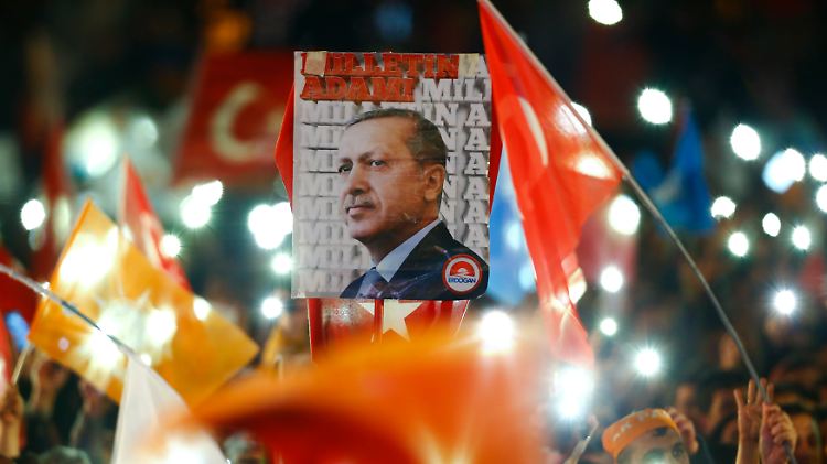 AKP-Anhänger feiern nach ihrem Wahlerfolg Präsident Erdoğan. Laut türkischer Verfassung hätte er im Wahlkampf eigentlich keine Rolle spielen dürfen.