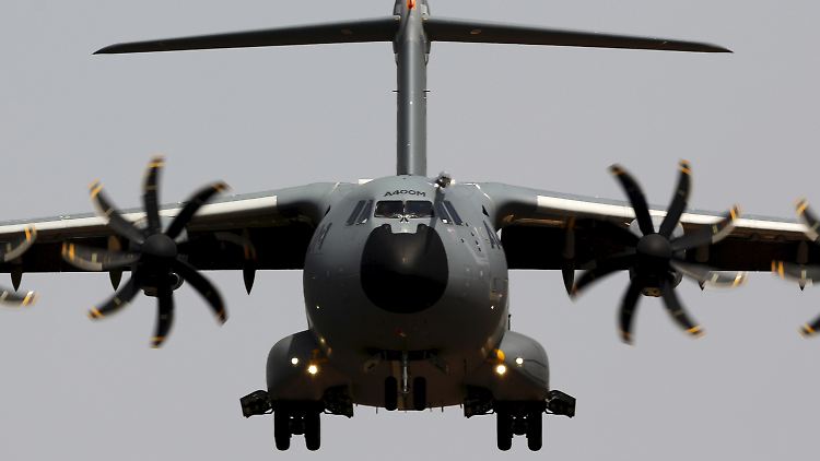 Spielt eine der Hauptrollen in der Neuausrichtung der Bundeswehr: Ein Airbus vom Typ A400M im Landeanflug.