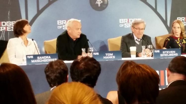 Willkommen in Berlin: Tom Hanks (2.v.l.) Steven Spielberg, Sandra Maischberger (l.) und Amy Ryan bei der Pressekonferenz.
