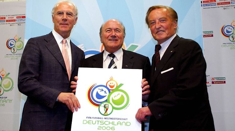 Sepp Blatter (M.) und Franz Beckenbauer haben viele Gespräche geführt, sagt Sepp Blatter.