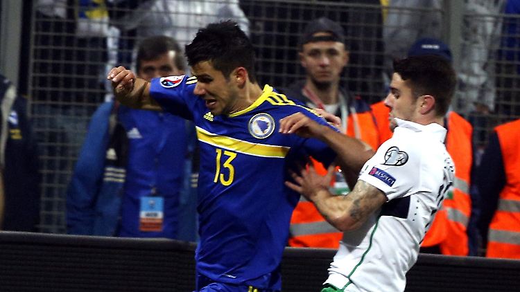 Mensur Mijdja (l) von Bosnia-Herzegowina kämpft mit dem Iren Robbie Brady.