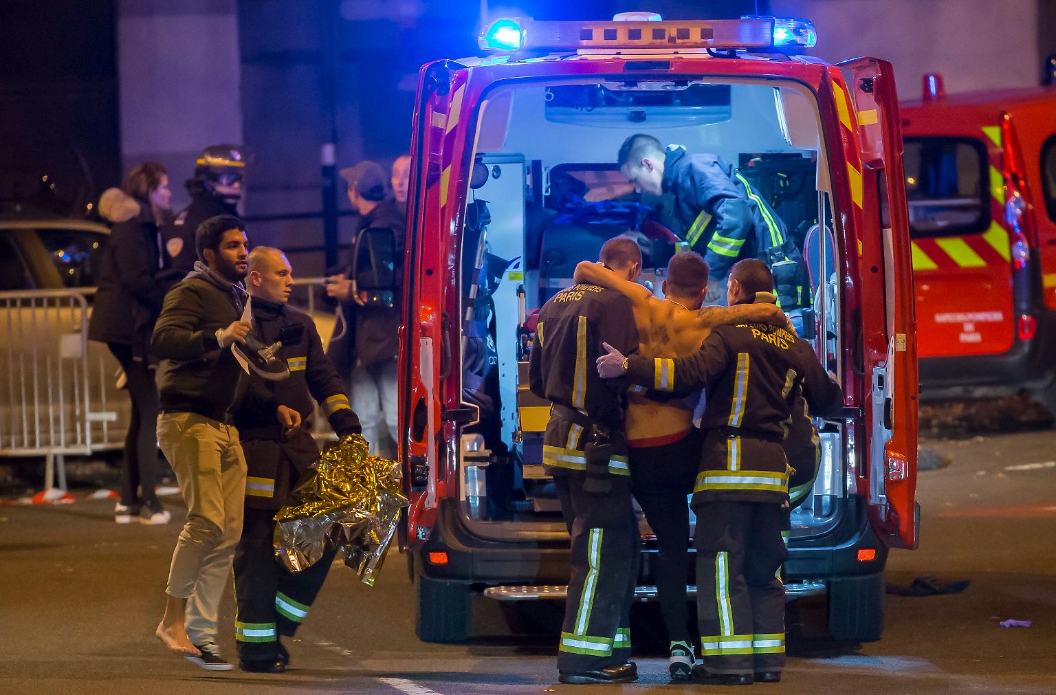 Bei mehreren Anschlägen sind in Paris mindestens 100 Menschen ums Leben gekommen. Nach bisherigen Erkenntnissen begannen die Anschläge kurz nach 21 Uhr an sechs verschiedenen Orten der französischen Hauptstadt.