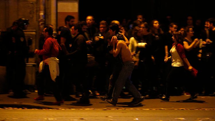 Geiselnahme in einem Konzertsaal: Vor dem Bataclan fliehen Besucher ins Freie.
